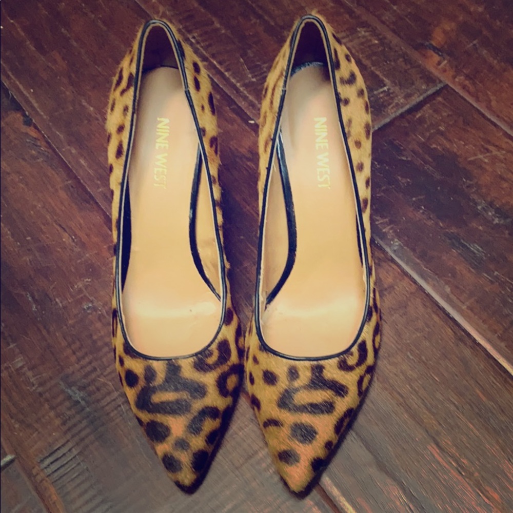 Furry leopard pumps